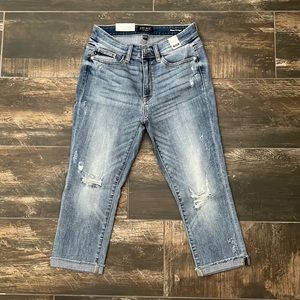 Judy Blue mid rise raw hem capri 5/27